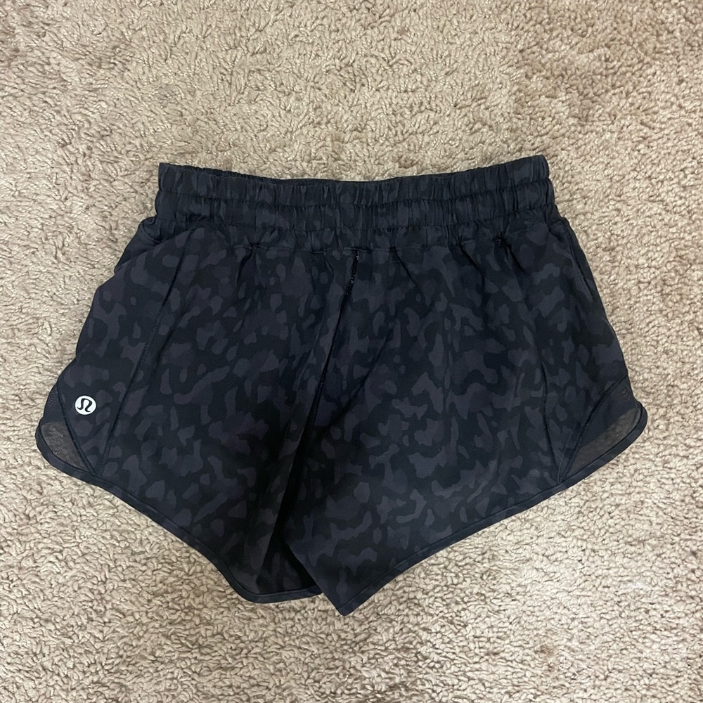 Lululemon hotty hot 2.5” shorts